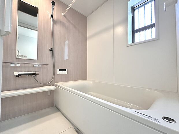 【C号棟 バスルーム】乾燥暖房機能完備・ゆったり1坪サイズ、窓のある浴室