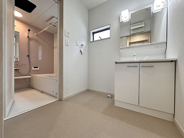 【C号棟 洗面室】3面鏡ドレッサー、窓のある明るい洗面室