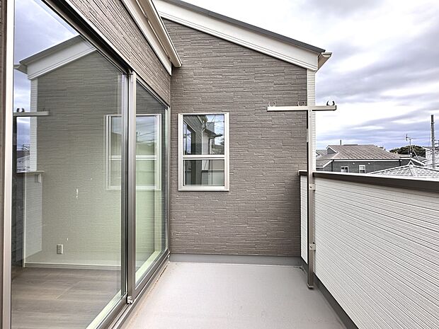 【C号棟 バルコニー】洋室7.5帖と6帖に隣接した奥行きあるバルコニー