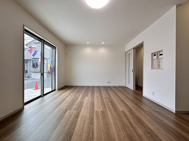 【C号棟 LDK16.7帖】南向きの大型窓のあるリビング