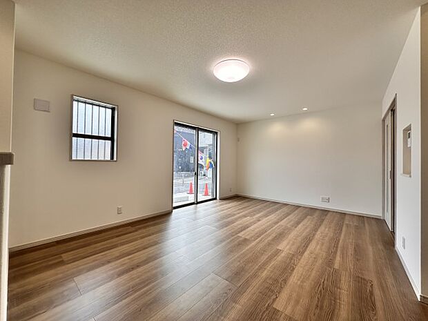 【C号棟 LDK16.7帖】上質な質感の配色・南向きの大型窓のあるリビング