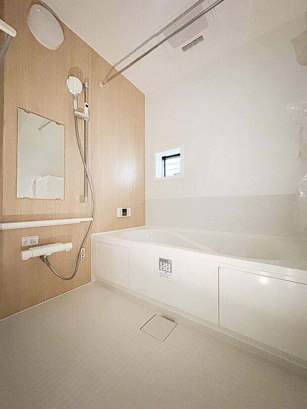 【浴室】足を伸ばして入ることのできる1坪タイプのユニットバス