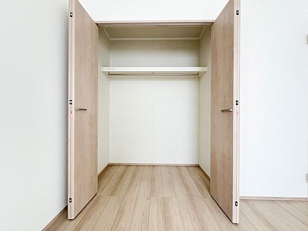 【収納】奥行きがあるため、洋服だけでなく季節物の大きな家電なども収納可能