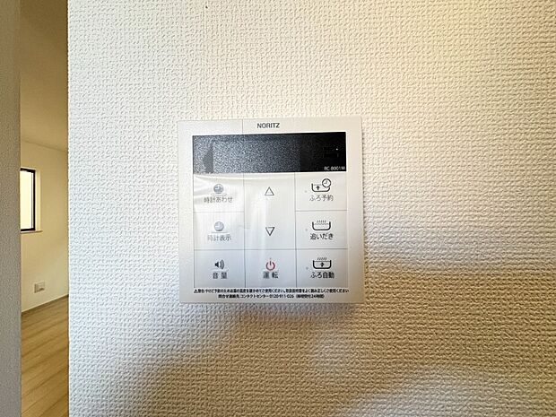 【オートバス】パネルからワンタッチで自動的にお湯張りができる設備。