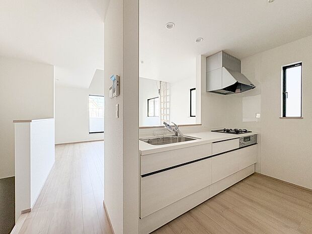 【LDK】キッチンからダイニングやリビングで過ごす家族の様子を見ることが可能です。