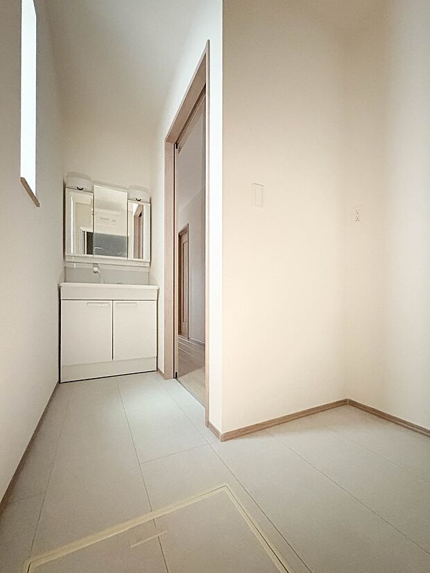 【脱衣所】洗面所は小さなプライベートスペース。歯磨き、洗顔と毎日施す個人空間。