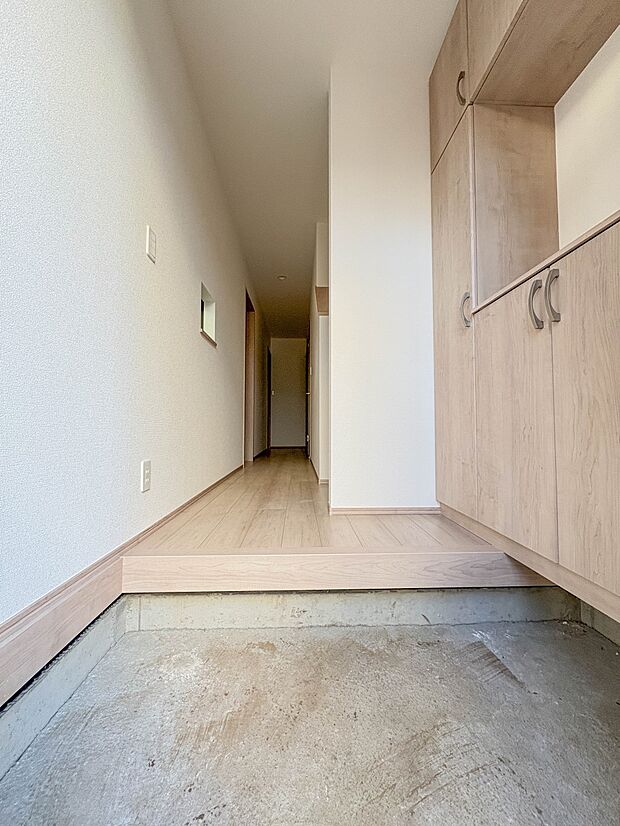 【玄関】広さの玄関スペースはベビーカーなどを置いても十分な広さです。  