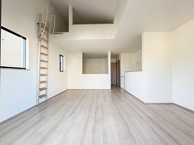 【LDK】吹抜けからの採光が確保されているため、陽当りの良いスペースです。