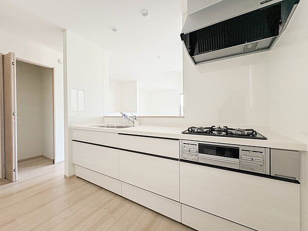 【キッチン】収納力もあるカウンターキッチンを採用。