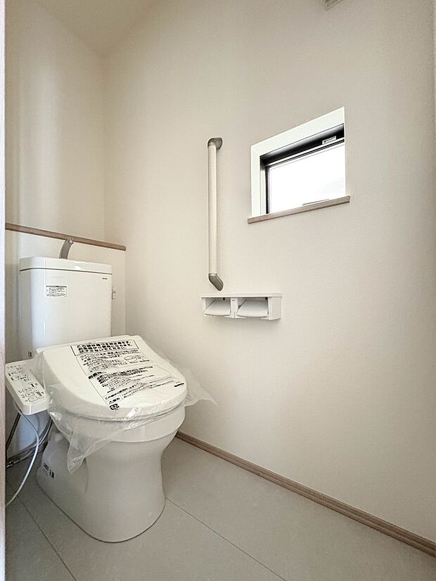 【トイレ】トイレ・ウォシュレット付。快適で衛生的な洗浄機能付温水シャワートイレです。