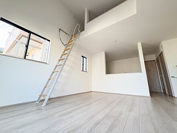 【LDK】大きめのテーブル、ソファも置くことができるリビングダイニング