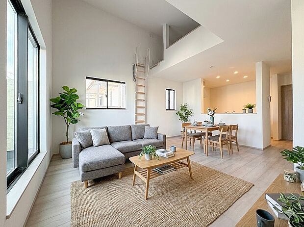 【LDK】吹抜けの効果で陽当りが確保されたリビングダイニング※家具はCGです。