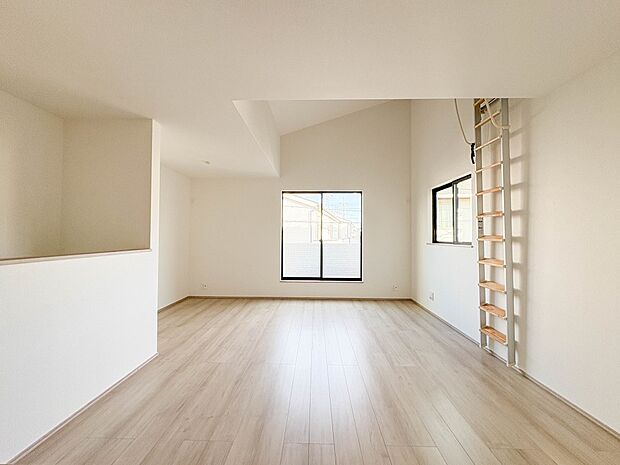 【LDK】4人用のダイニングテーブルを置くことができる広さです。