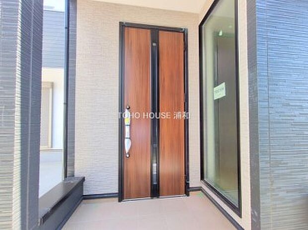 【B号棟 玄関】重厚感ある 配色の玄関ドア