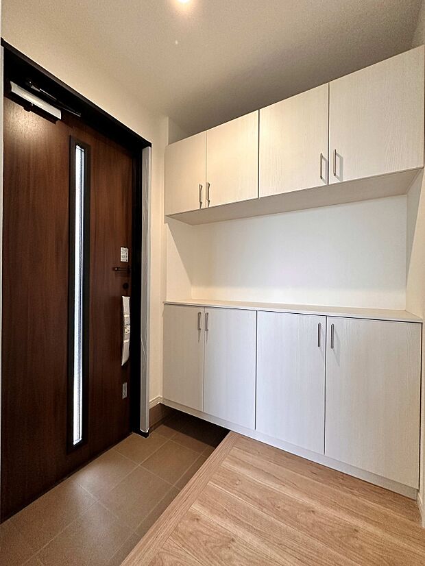 【B号棟 玄関】大型のシューズボックスが家族の履物をスッキリ収納