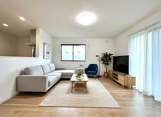 【B号棟 LDK15.8帖】カウンターキッチンの背面に洗面水回りを集約した1階フロア*AIによる家具や植栽を配置しています。販売価格に含みません