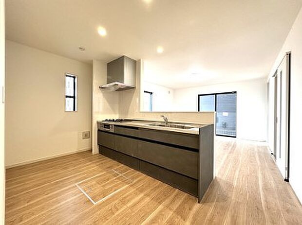【B号棟 LDK15.8帖】リビングを見渡すオープンスペース・スッキリデザインのシステムキッチン