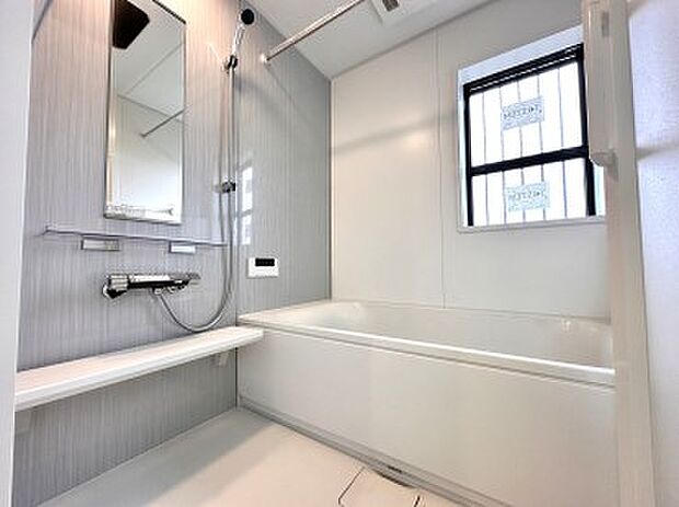 【B号棟 浴室】乾燥暖房機能付き・ゆとりの1坪サイズ、窓のある明るいバスルーム