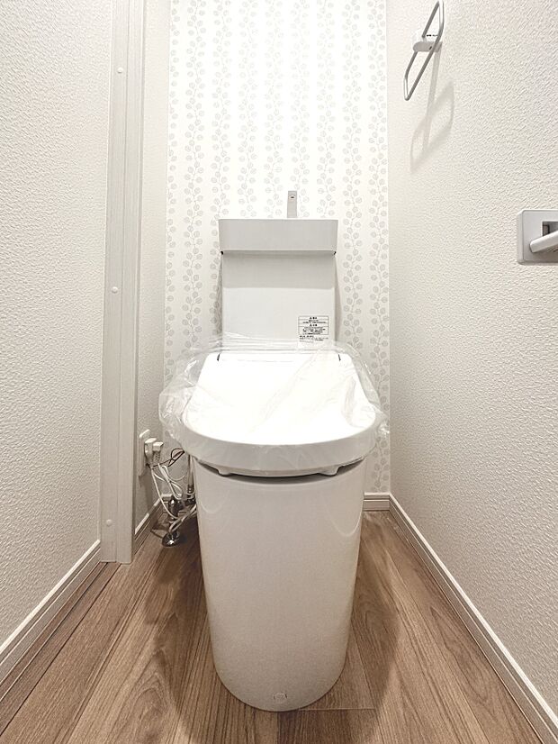 【トイレ】1，2階、2ヵ所のトイレ・壁紙にアクセント柄を採に