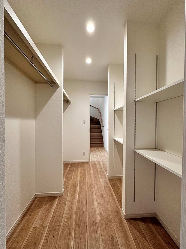 【B号棟 収納クローク】1階玄関と洗面台につながる2ドア、大型収納スペース