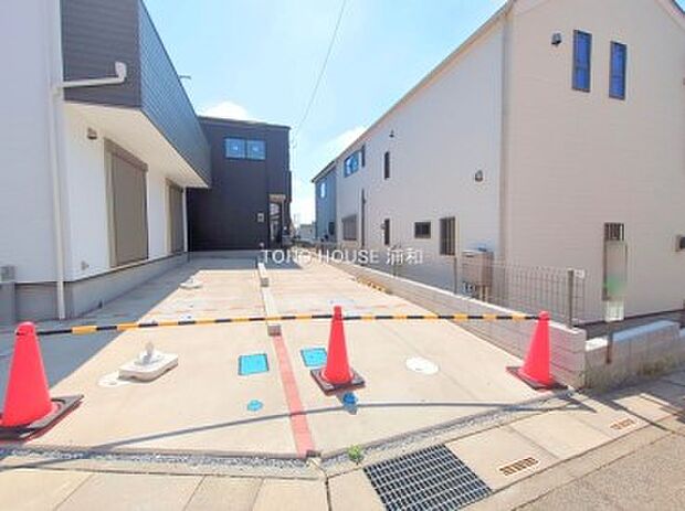 【B号棟 外観】駐車2台（縦列 車種限定）ゆとりある敷地134.12m2（40坪）駐車スペース旗竿地を含む