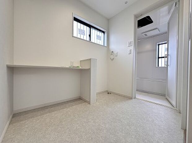 【B号棟 ユーティリティスペース】洗面台を分離した脱衣と洗濯室、軽作業のできる広々カウンター付き