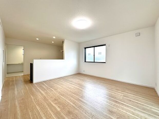 【B号棟 LDK15.8帖】南向きの大型窓のあるリビング