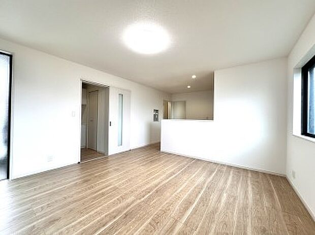 【B号棟 LDK15.8帖】上質な質感の配色・南向きの大型窓のあるリビング