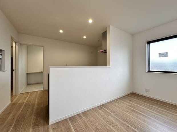 【B号棟 LDK15.8帖】対面のキッチン、配膳や片付けもラクラク