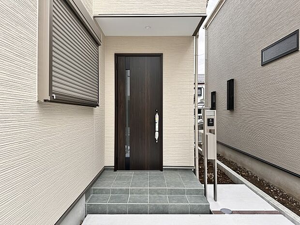 【C号棟 玄関】断熱防犯仕様の玄関ドア