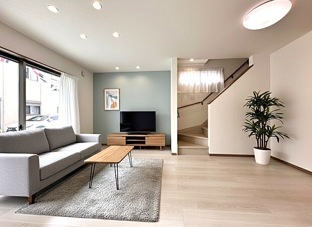 【C号棟 LDK17.5帖】パントリー収納やユーテリティスペースを設けた1階リビングフロア＊AIによる家具や植栽を加工配置しています、価格には含まれません。