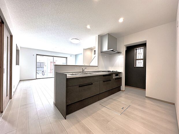 【C号棟 LDK17.5帖】オープンカウンター・リビングを見渡すキッチンスペース