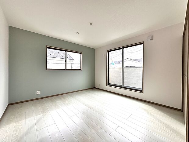 【C号棟 洋室 8帖】アクセントクロス採用・南西バルコニーのある主寝室