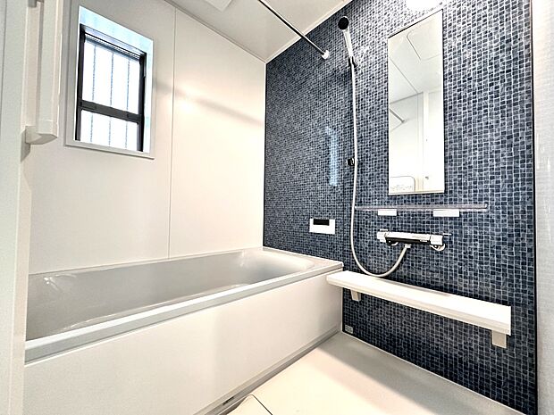 【C号棟 浴室】浴室乾燥暖房機能を完備・窓の面格子も防犯対策に安心の設備を完備・1坪サイズ、窓のあるゆったりバスルーム