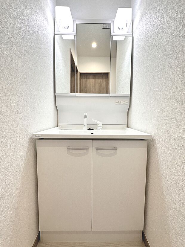 【C号棟 洗面台】洗面台を分離した広々、脱衣と洗濯機スペース