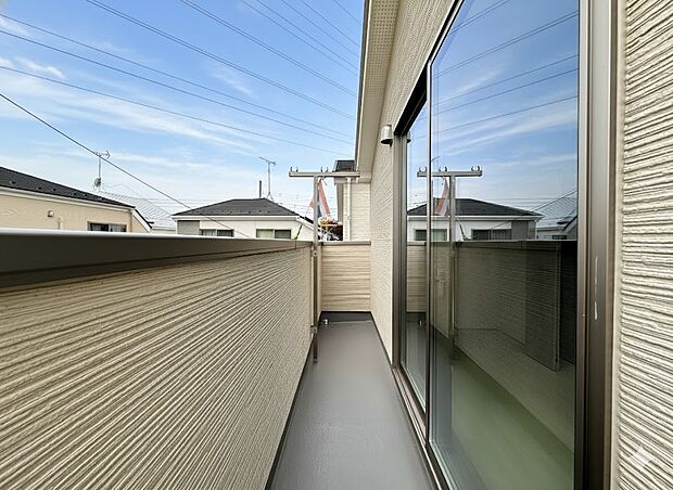 【C号棟 バルコニー】洋室8帖に隣接する南西向きバルコニー