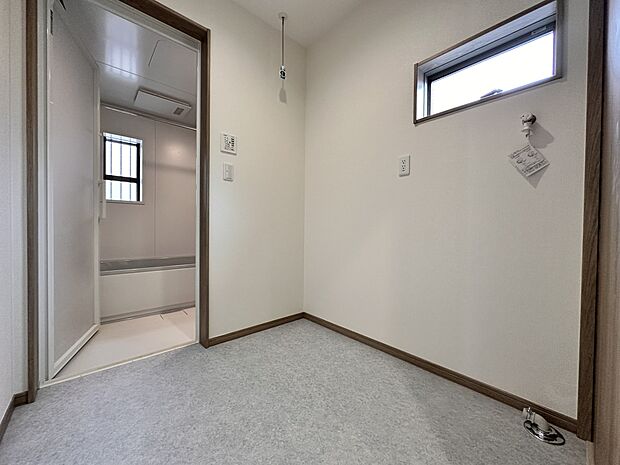 【C号棟 脱衣スペース】洗面台を分離した広々、脱衣と洗濯機スペース