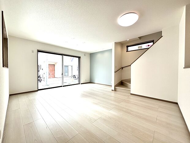 【C号棟 LDK17.5帖】アクセントクロスがポイントの配色