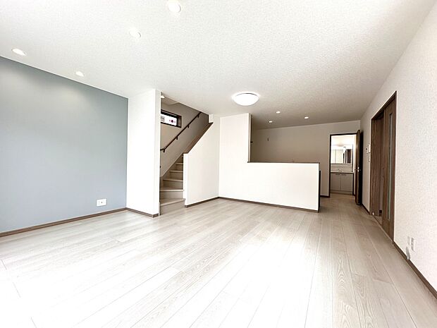 【C号棟 LDK17.5帖】階段室の採光窓もワイドに設計、採光を解放感あるLDK