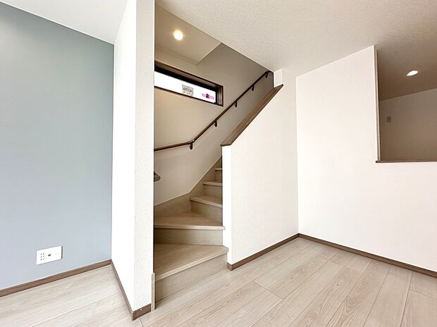 【C号棟 リビングイン階段】採光窓もワイド・家族の動線が見えるリビング階段