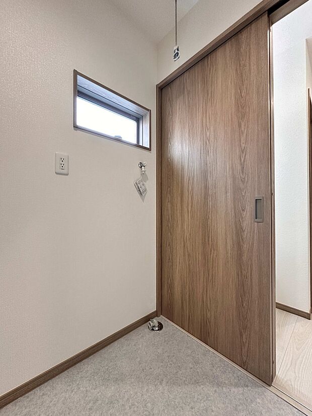 【C号棟 洗濯機スペース】洗面台を隣室に設計、脱衣と洗濯機のプライベートスペース・室内干し設備付き