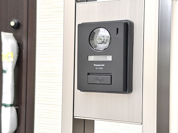 【インターフォン】自動録画機能を備え、留守時の来訪者を録画・防犯対策必須のカラーモニター