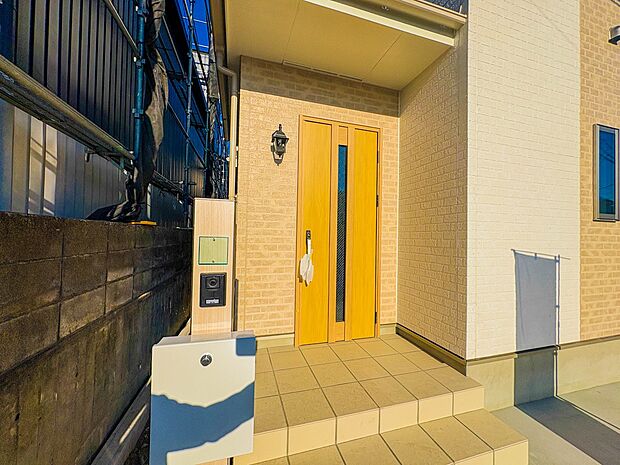 【玄関】家の顔となる玄関は、高いデザイン性が求められます。高級感と断熱性、防犯性に優れた玄関ドアを標準装備。ピッキング対策のセキュリティサムターン等、防犯に考慮しました。