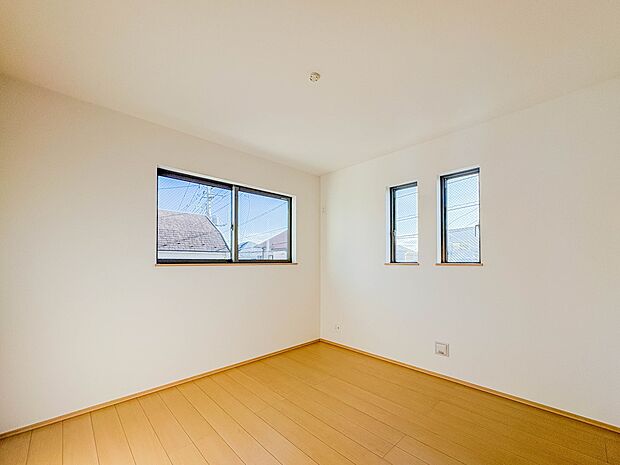 【子供部屋6.06帖】お子様のお部屋にぴったりなクロークを備えたフローリング仕様の洋室です。