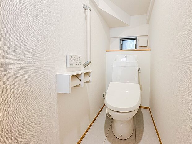 【トイレ】トイレ・ウォシュレット付。快適で衛生的な洗浄機能付温水シャワートイレです。