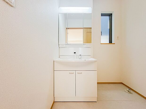 【洗面台】 十分な大きさの洗面台は、身だしなみチェックや歯磨きなど、朝の慌ただしい時間でもホテルライクなスペースで余裕とゆとりを感じて頂けます。