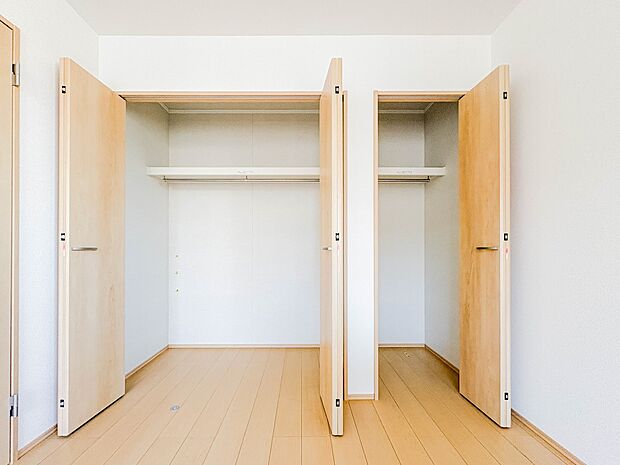 【WIC(ウォークインクローゼット)】 たくさんの洋服をかけてもシワになりにくいウォークインクローゼット。洋服以外にも、普段使わない家電やスーツケース、ストック品など何でも片付く嬉しい空間…