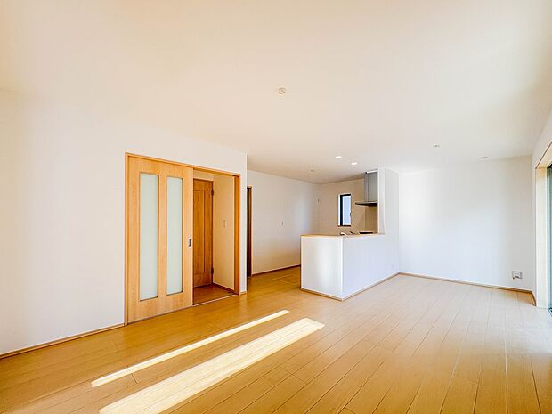 【LDK16帖+洋室5帖】シンプルなデザインの家は風情がある。住む人のこだわりを感じる。外観も内装もいたってシンプル。居心地がよく、家事や趣味、子育てなどにも集中できる。家も人間も熟成するほ…