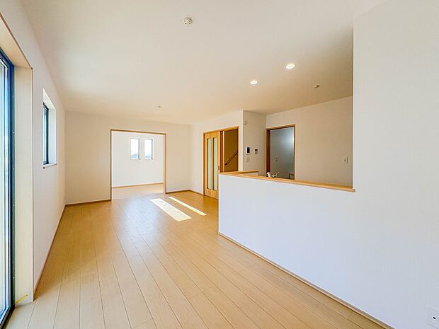 【LDK16帖+洋室5帖】会話でホッとコミュニケーションできるリビング。料理でホッとハピネスになるキッチンなど。人をホッとさせる最新設備・仕様を採用しています。