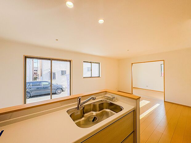 【LDK16帖＋洋室5帖】忙しい朝でも家族揃って食事をしたいゆとりあるダイニングスペース。